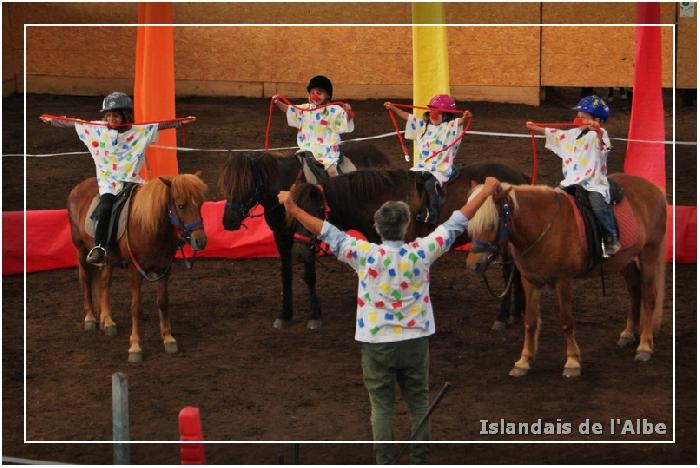 Nos clowns sont aussi des magiciens. L'apprentissage du noeud d'attache a été plus facile sous forme de tour de magie.